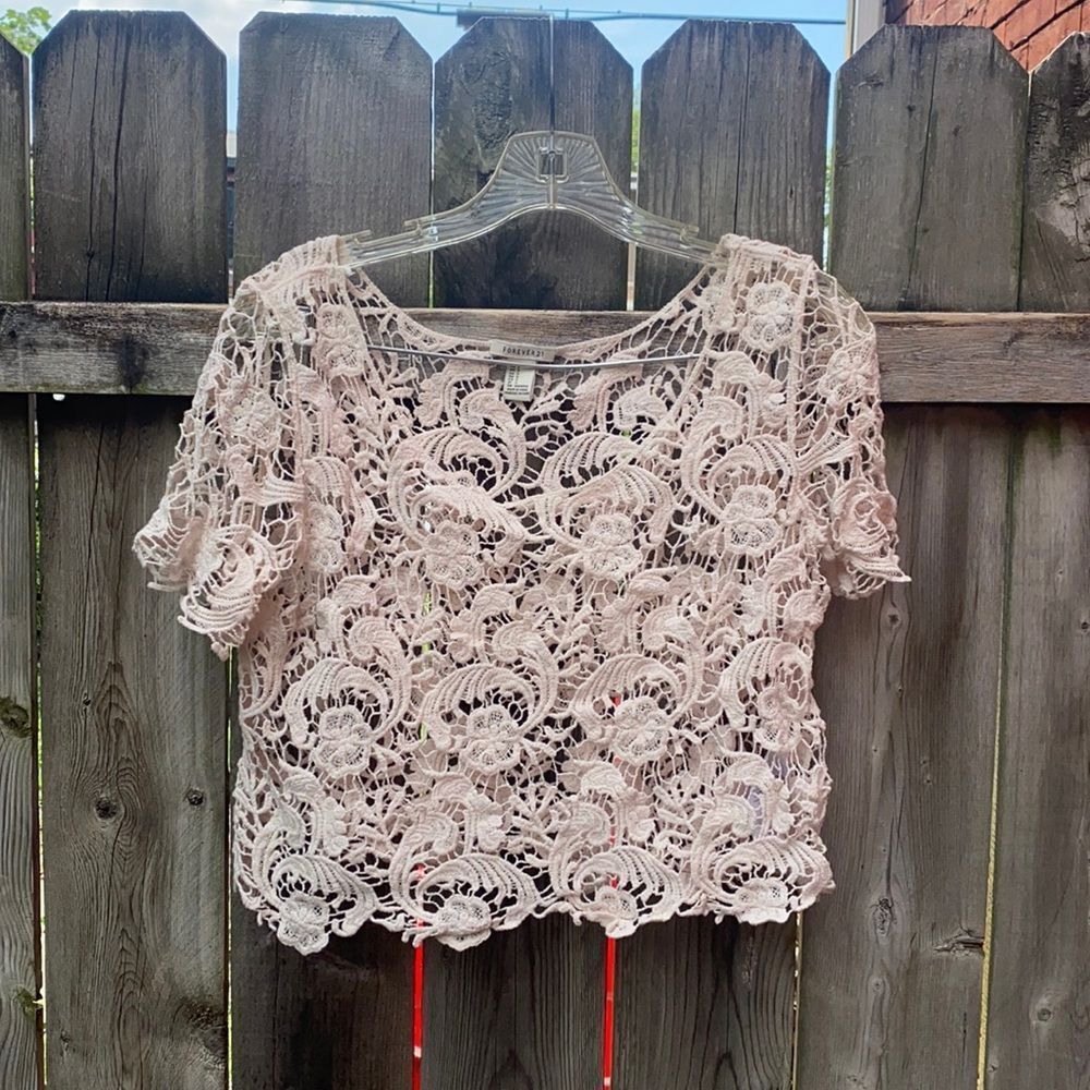 Forever 21 crotchet crop top sz. S